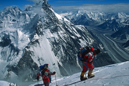 Superando a barreira dos 7.500m de altitude no K2, Paquistão. Foto de Waldemar Niclevicz.