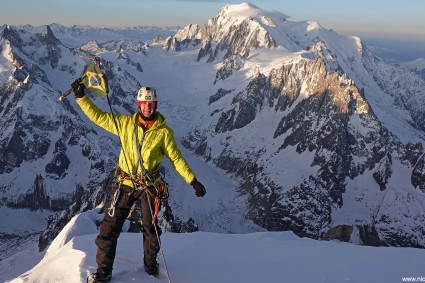Niclevicz no cume da Aiguille Verte (4.122m), França, grupo onde se encontravam os últimos Quatro Mil a serem escalados. Foto de Vini Todero.